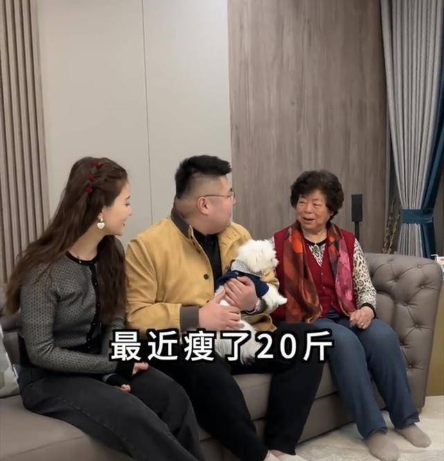 原創流量網紅猴哥傳來喜訊與何小姐登記結婚無意間顯露港澳籍身份