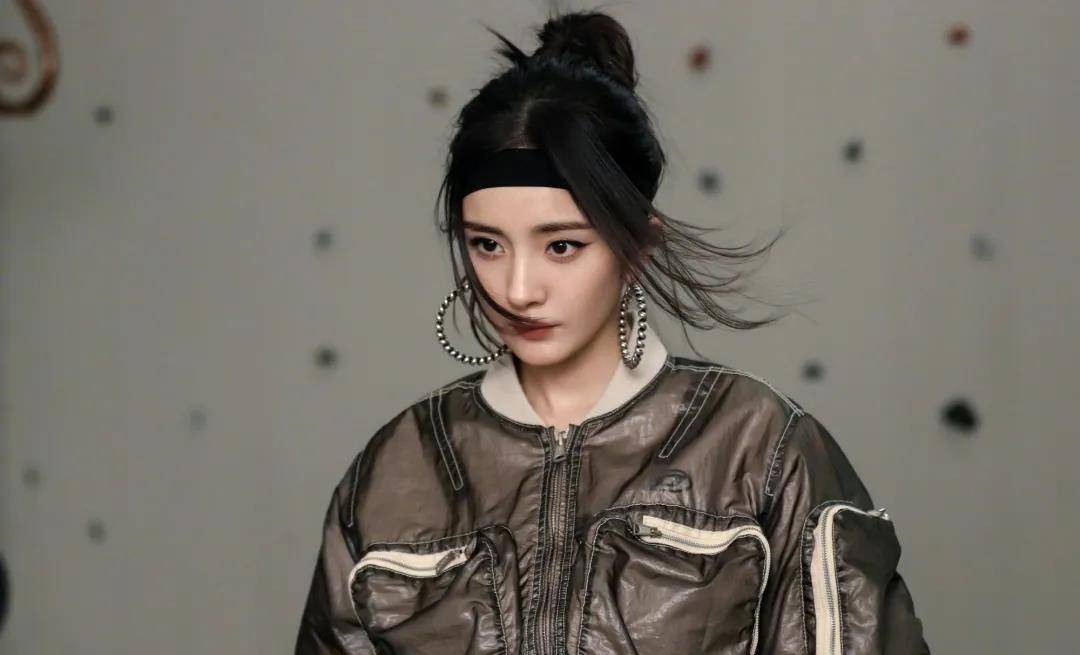 发型好少女！杨幂的新发型也太适合春日踏青了吧