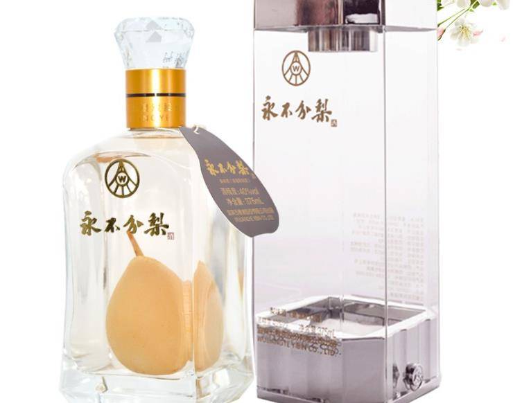 鱼和|五粮液“永不分梨”酒,看完梨子进瓶的全过程,网友:心疼这颗梨