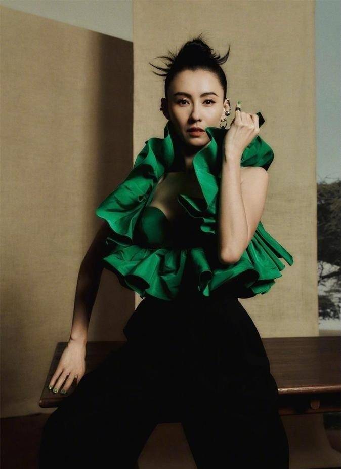 Cecilia 张柏芝认真过冬,牛仔大衣配棉靴,七彩“大妈”卫衣穿出减龄气质