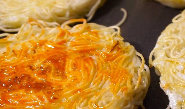 做法|面条别煮着吃了,教你一种新做法,5分钟搞定全家早餐,一看就会