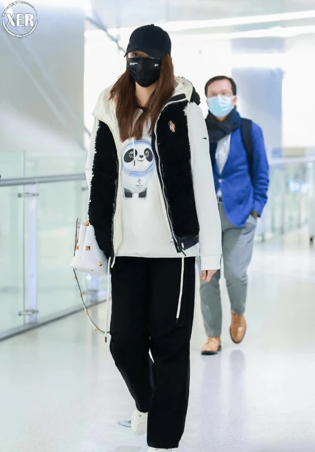 卫衣 关晓彤最新机场造型真拉风!穿冰墩墩拎2万的包,私服终于赢一回