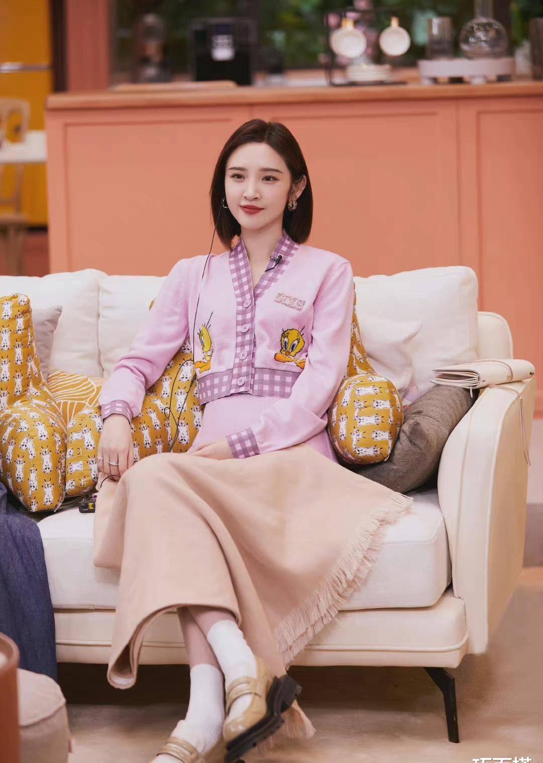 设计 唐艺昕《半熟恋人》四套穿搭,甜酷混搭很有张力,春季快快学起来