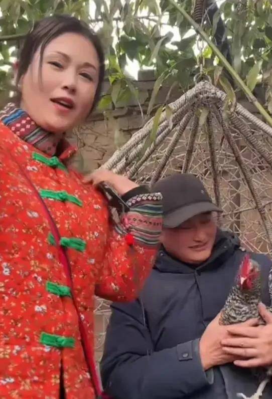 身边的网红女子正唱着:左手一只鸡,右手一只鸭_玩乐_朱之文_大年