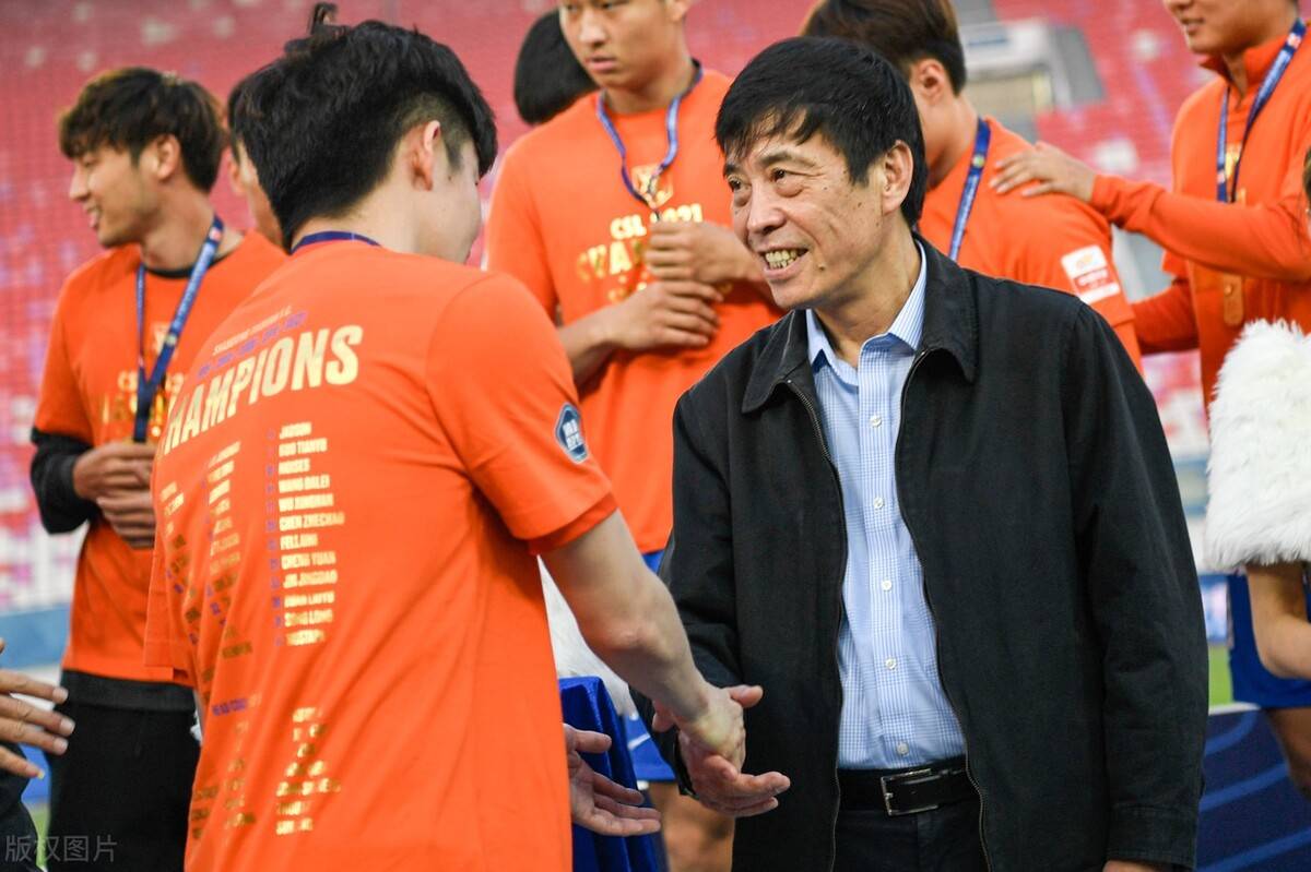 中超:冉雄飞表示足协降薪令特别傻,荣昊要在浙江队退役,转会窗口马上