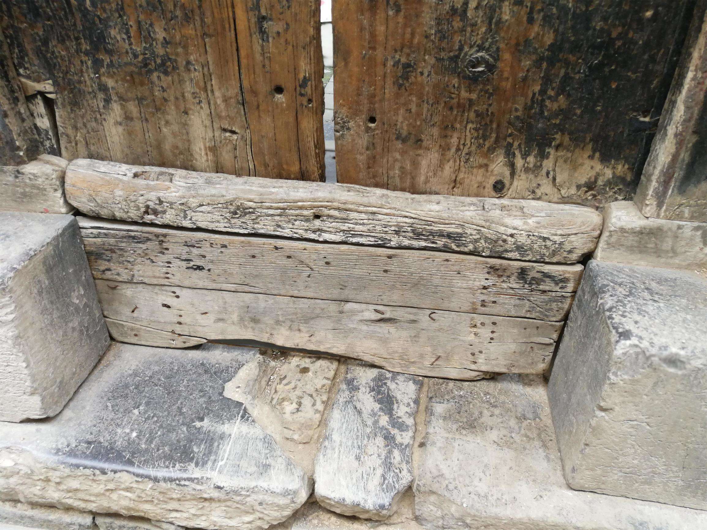 古人有"立不中门,过门不践门坎"的说法,门槛石的来历