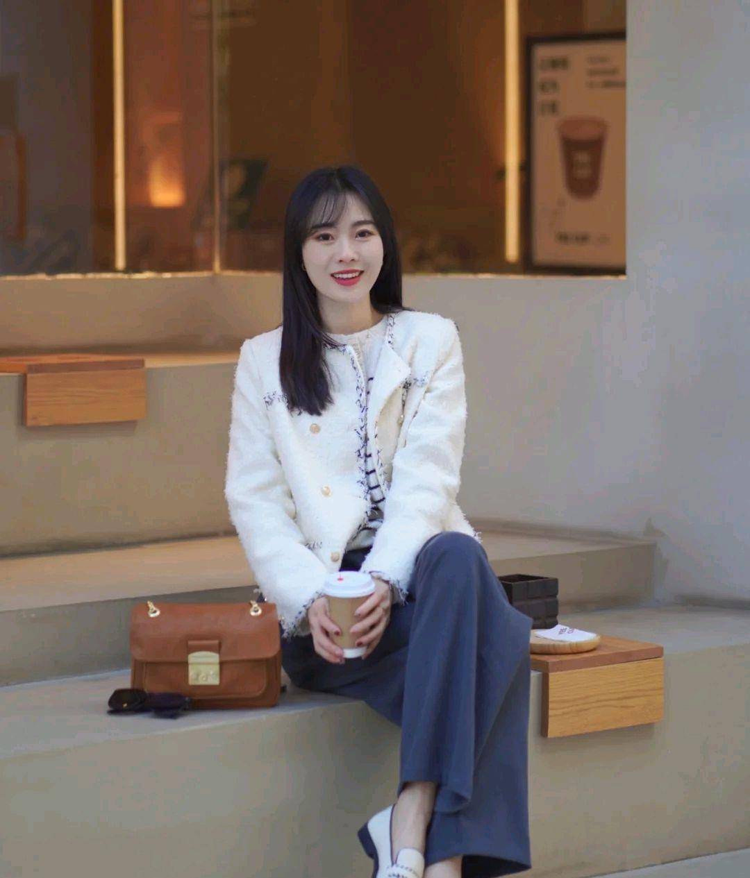 大气 小香风适合作为春装，简约大气的穿搭风格，轻松呈现优雅与温柔