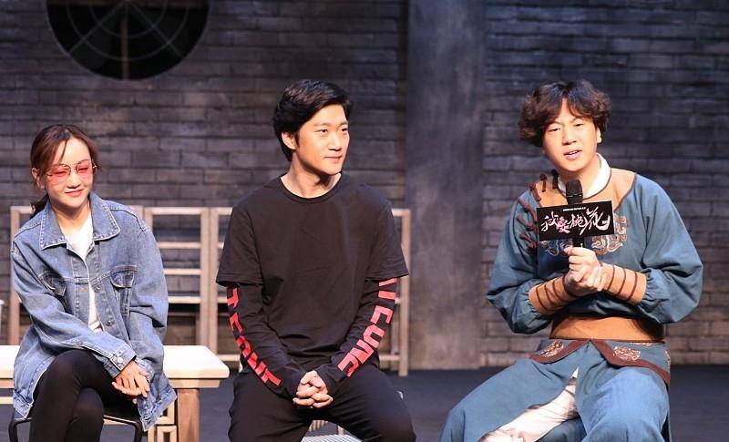 黑色 牛仔的外套真的挺显嫩的,像杨蓉这么搭配,看着像小姑娘