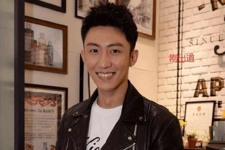黄景瑜黄景瑜素人时期被偷拍，非主流愣是穿出时尚感，这才是男明星的体面