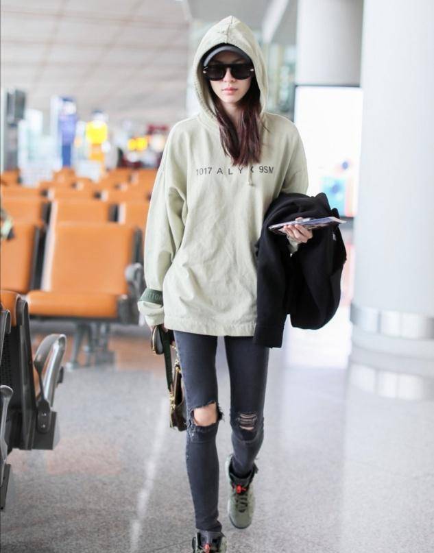 下半身 浅色豹纹吊带衫搭工装裤，涂上姨妈色口红，女神帅到爆