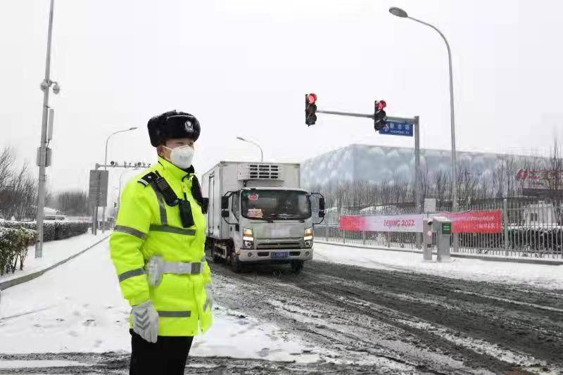 保障|新华全媒+|他们迎风冒雪！保障冬奥保障民生