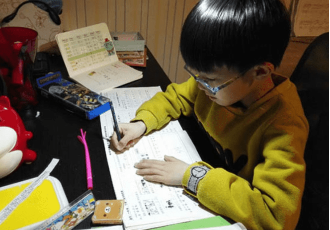 河南高一女生距离开学前90分钟，在车上补作业，可笔记封面却亮了_时间_都有_时候