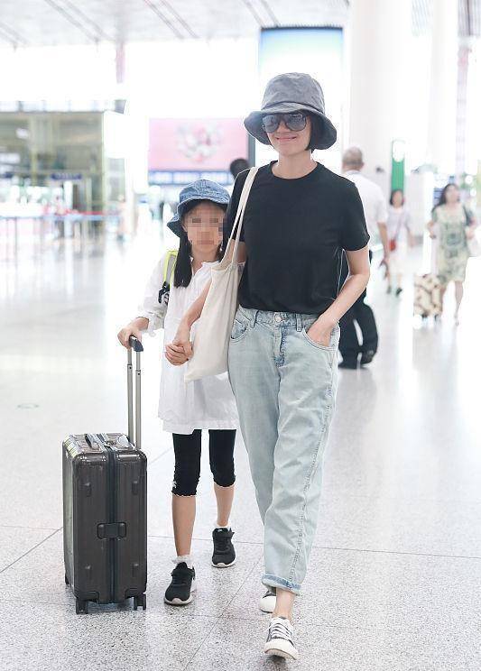 黑色 袁泉的长相真高级,穿着黑色连衣裙也不低调,这气质真吸引人