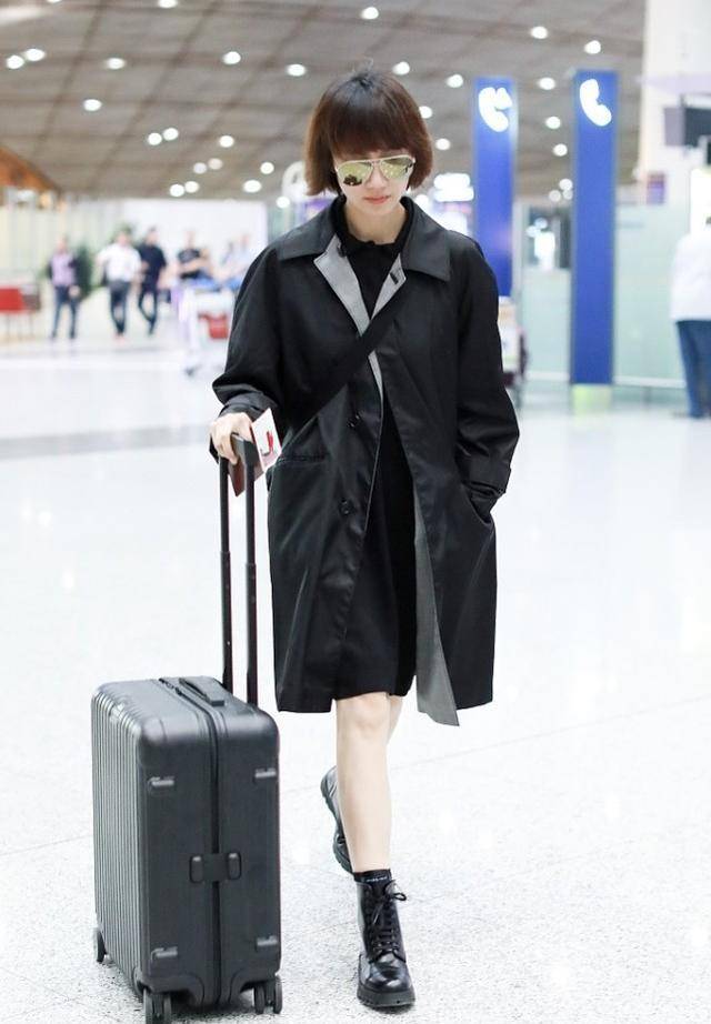 黑色 袁泉的长相真高级,穿着黑色连衣裙也不低调,这气质真吸引人