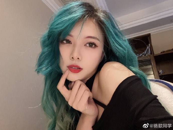 小钰&rookie撒狗粮夏安晒照:头一回买cos服大家认出这是lol哪个皮肤了