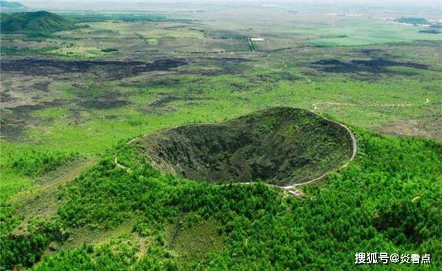 尾山火山的岩浆正在慢慢膨胀科学家在考察的过程中发现,黑龙江的五大