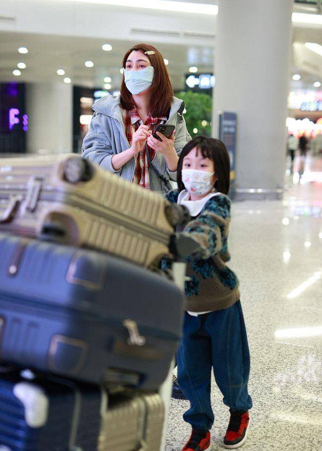 休闲风 洪欣带女儿走机场,她素面朝天打扮朴素似大妈,女儿太像张丹峰
