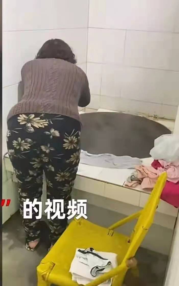 女子奇葩的锅浴——她蹲在大铁锅中洗澡,母亲在灶台边给锅底添火_生活