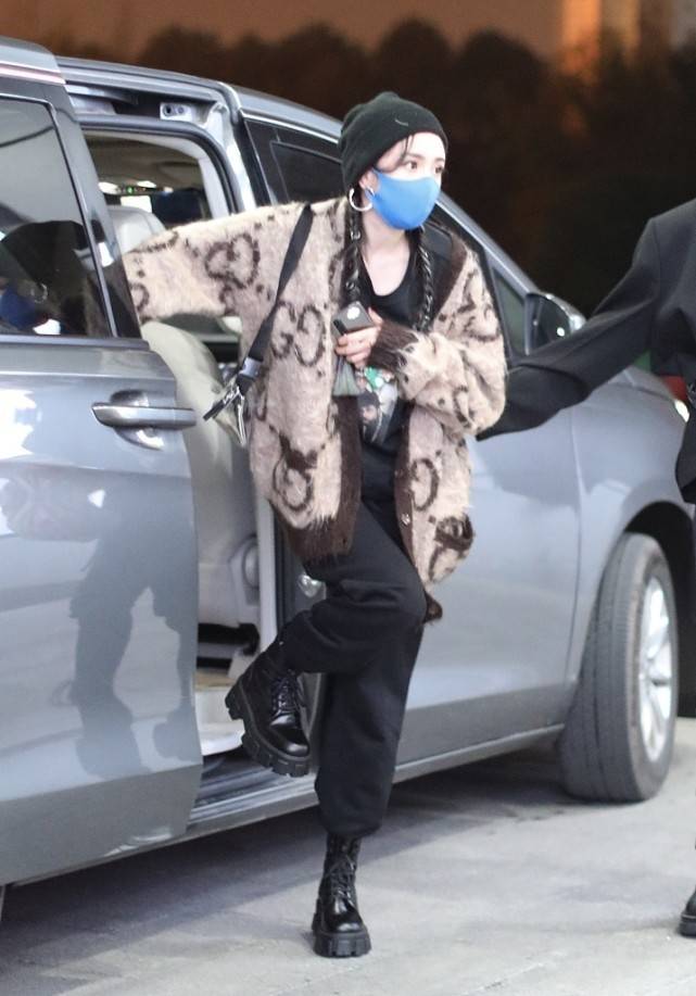 过程 杨幂看着和小女孩一样,下雪天穿着笨重棉服出门,圆圆鼓鼓很可爱