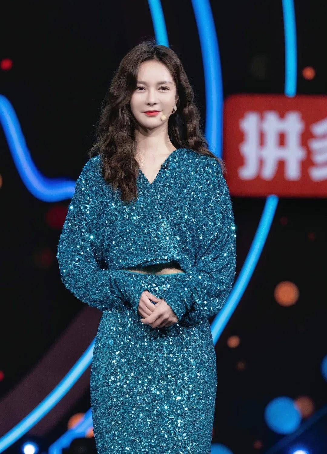 黄圣依 黄圣依、唐嫣、沈梦辰和迪丽热巴的裙装，光泽出现，优雅更为贵气