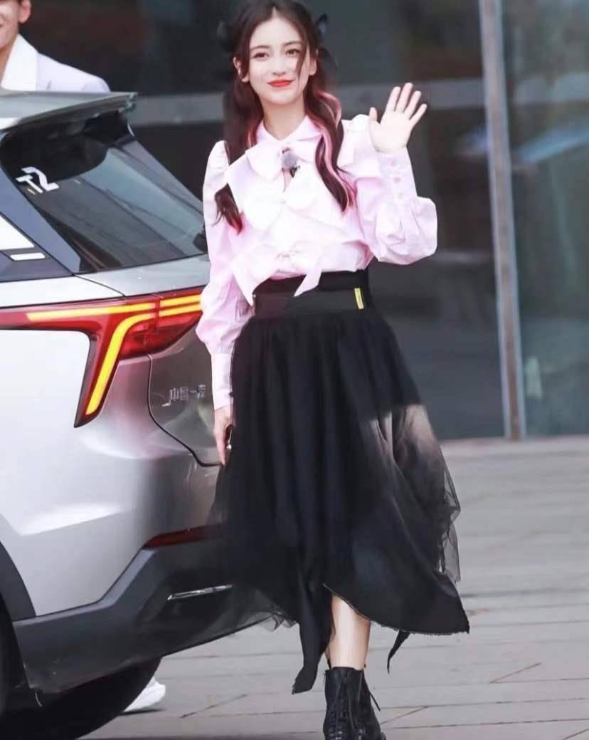 杨颖 离婚后的杨颖越来越大胆，穿牛角大衣+黑色紧身裤，少女感很足