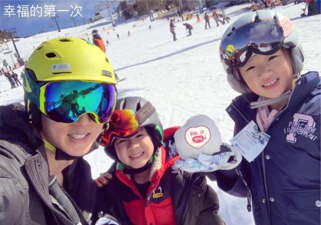 吴尊一家四口澳洲度假，NeiNei和Max第一次滑雪开心满满