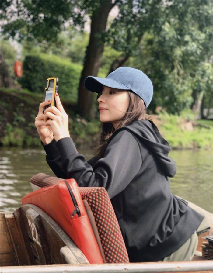 初恋 女人自己带娃也能活得精致，看董洁就知道了，39岁还一张初恋脸