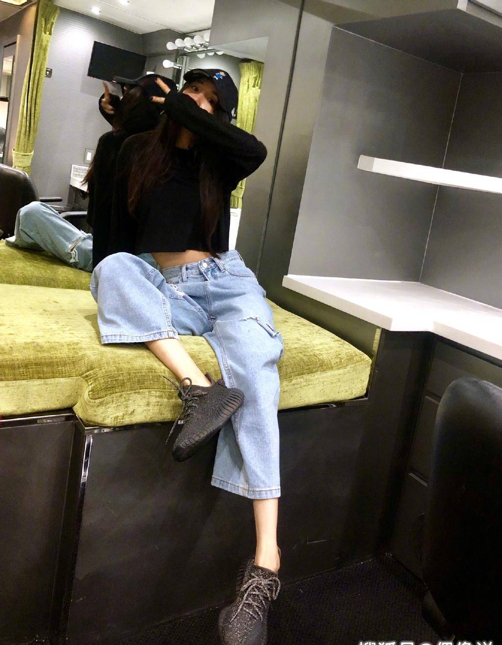 沙发 杨幂更博宣布个人演唱会圆满成功,并晒出两张露肉照,十分少女!