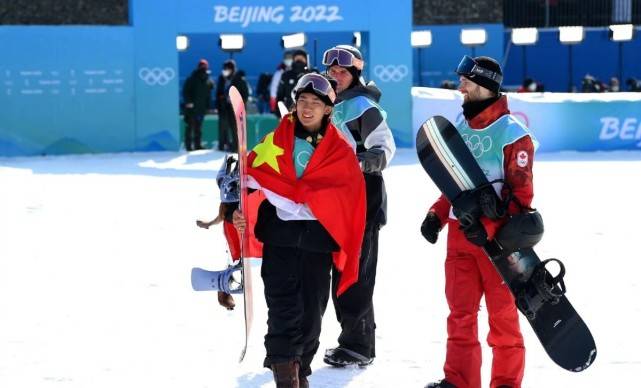 超帅 苏翊鸣一跳封神大爆火！身披国旗成英雄，超帅“刹车” 拿下金牌