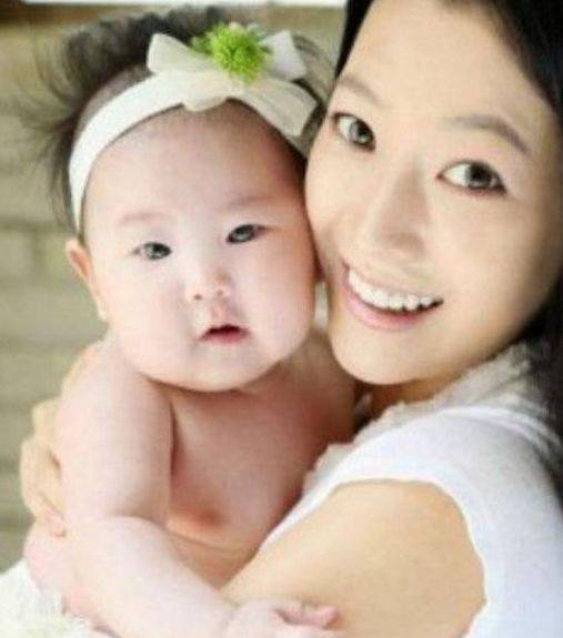 老公韩国第一美女金喜善，女儿太丑被骂整容，现在此般模样