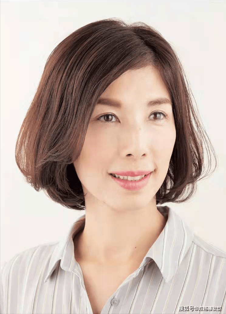 发型45岁女人剪什么短发显年轻？这三种短发时尚又干练，每一款都减龄