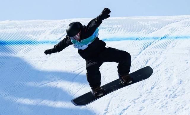 超帅 苏翊鸣一跳封神大爆火！身披国旗成英雄，超帅“刹车” 拿下金牌