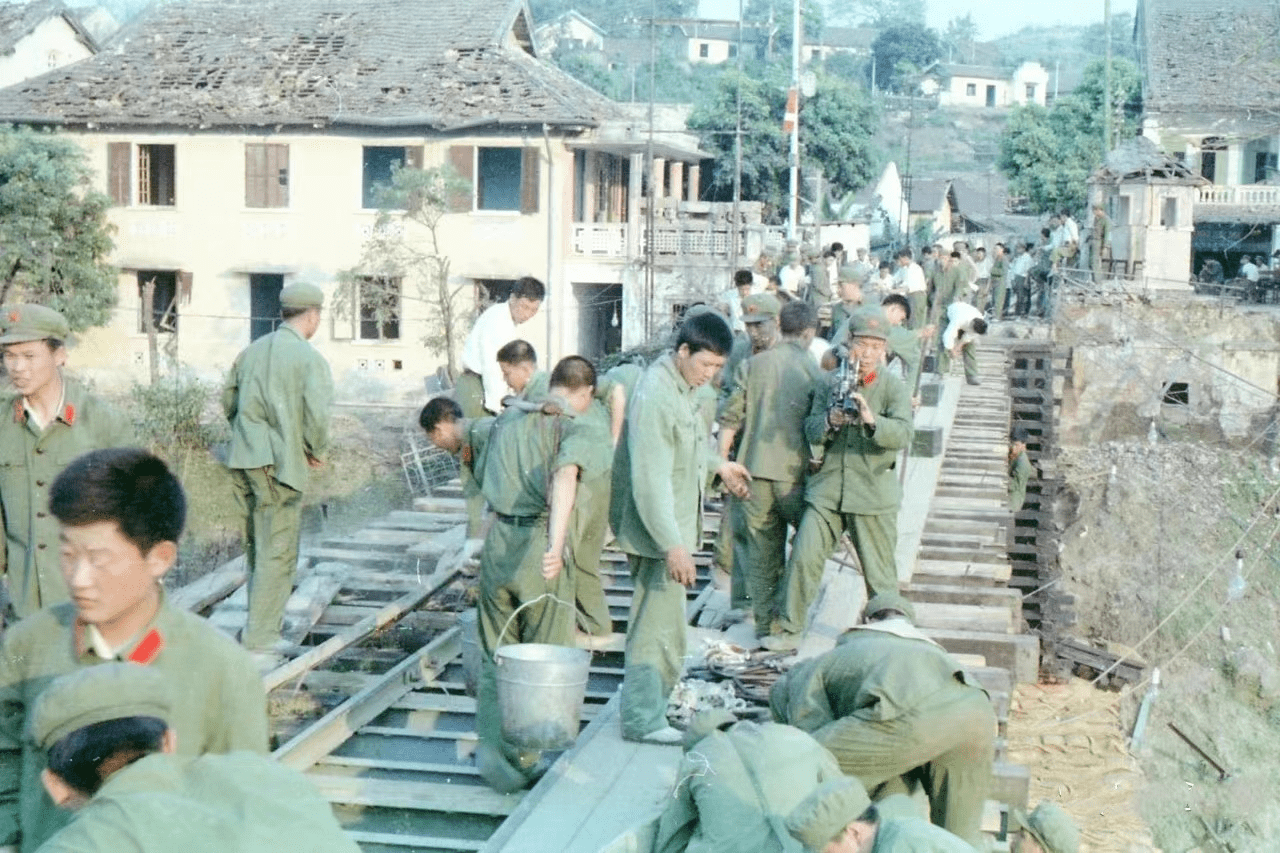 跟随胡政委南疆行_部队_张恒志_公路