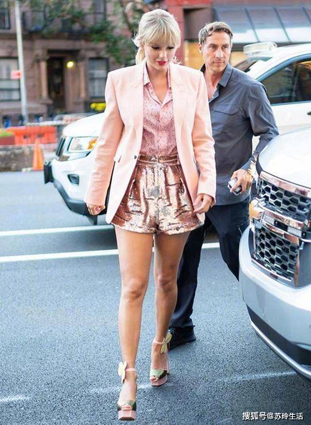 小个子 西装不兴搭长裤了，今年秋天流行“长配短”，小个子穿显瘦又时髦