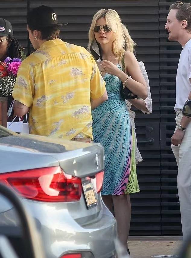 未婚妻 大布与未婚妻在情人节甜蜜约会！妮可拉穿水蓝色好美，A4腰超吸睛