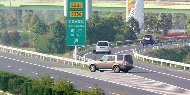 我們正在高速奔跑,突然車道旁邊的線像魚刺或鋸齒線一樣突出在前方.