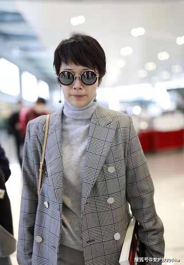 海清 海清中年过得挺时尚,一身灰色搭配低调高级,“国民媳妇”好优雅
