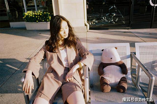 小个子 西装不兴搭长裤了，今年秋天流行“长配短”，小个子穿显瘦又时髦