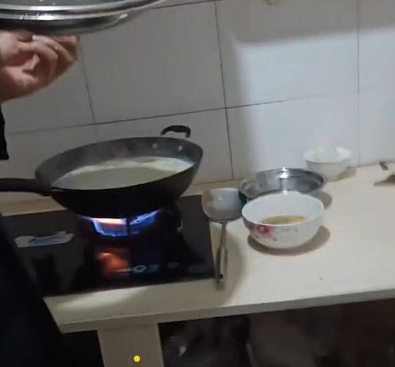 父亲|男子交代妻子照顾好80岁父亲，妻子准备做早饭时公公举动让她内疚