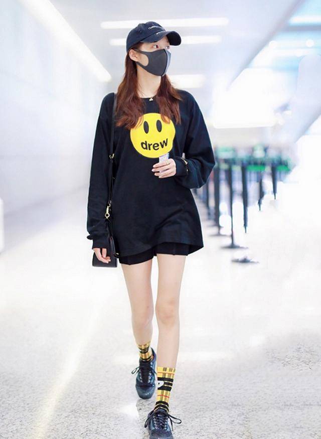 大腿 下身失踪穿腻了，短靴太闷脚，明星都在T恤下面这样穿，超显腿细