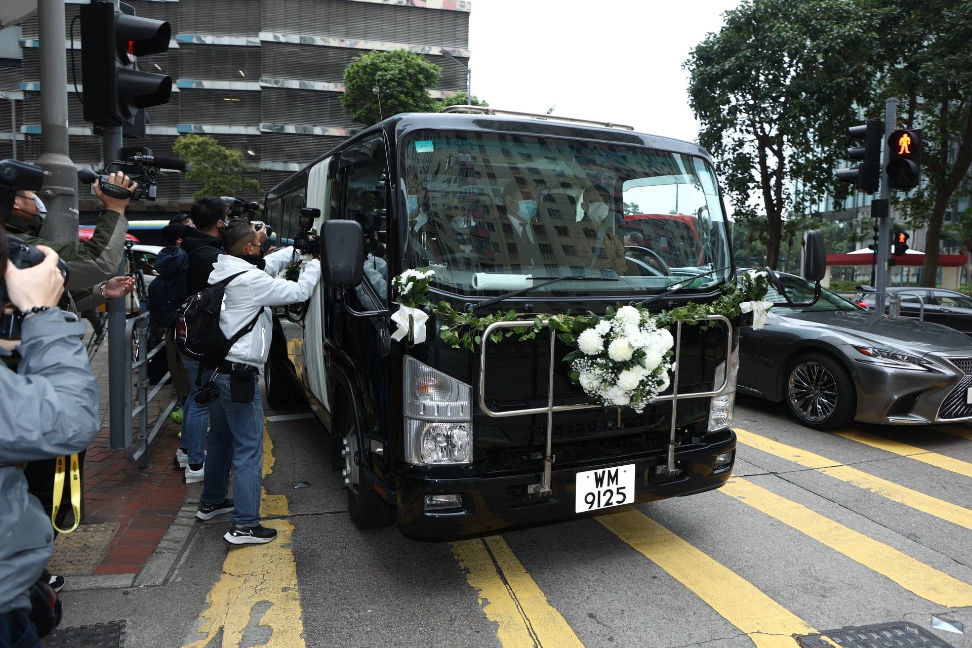 低调出殡,葬于老公墓位旁边,外孙手捧遗像神情哀伤_利蕴莲_灵车_亲友