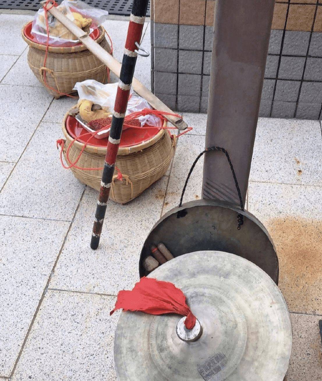 承德 胡杏儿元宵陪老公回农村，用扁担挑货接地气，三娃同穿唐装好喜庆