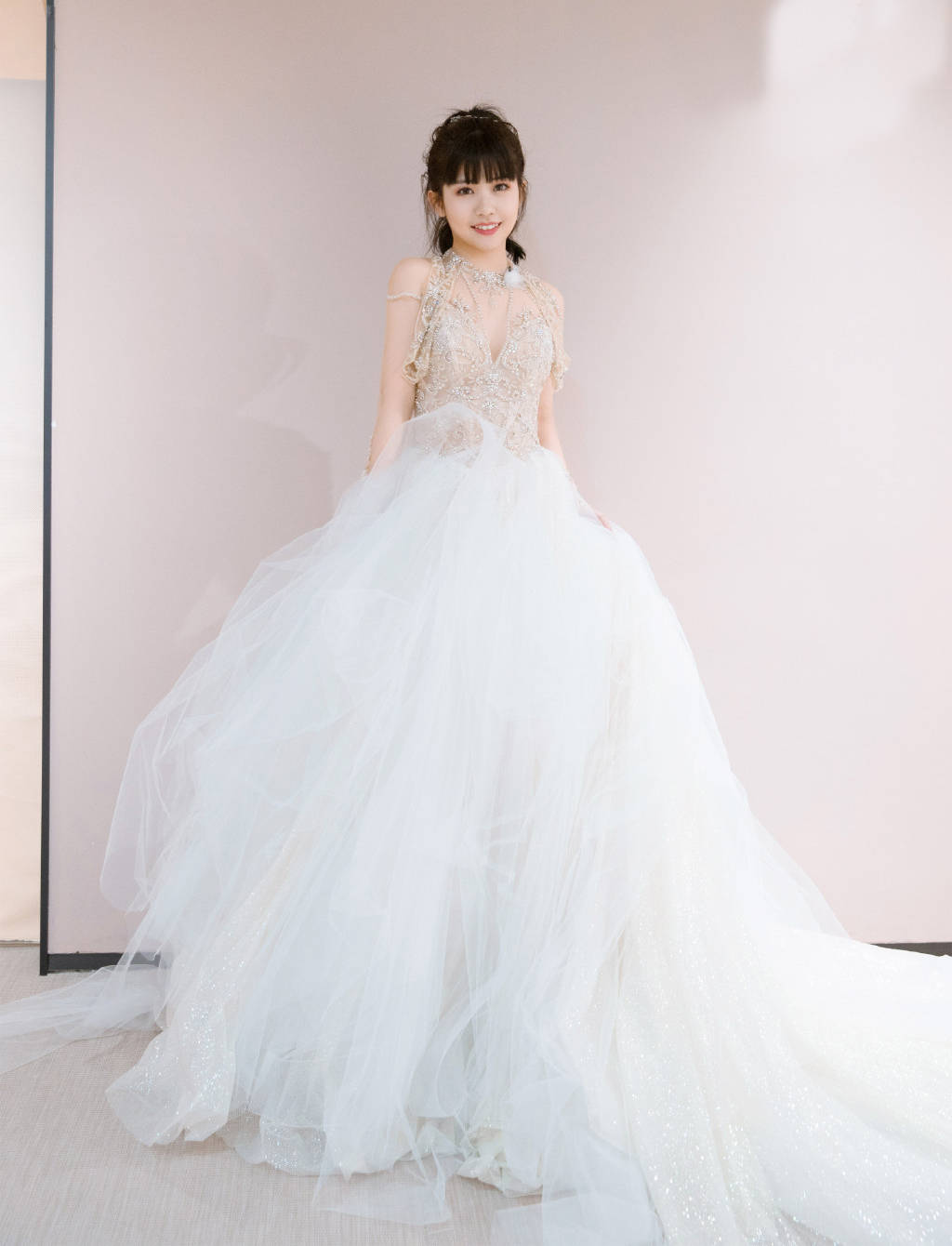 火箭少女穿上婚纱了,孟美岐女王,杨超越甜美,她穿西装又a又美_选择了