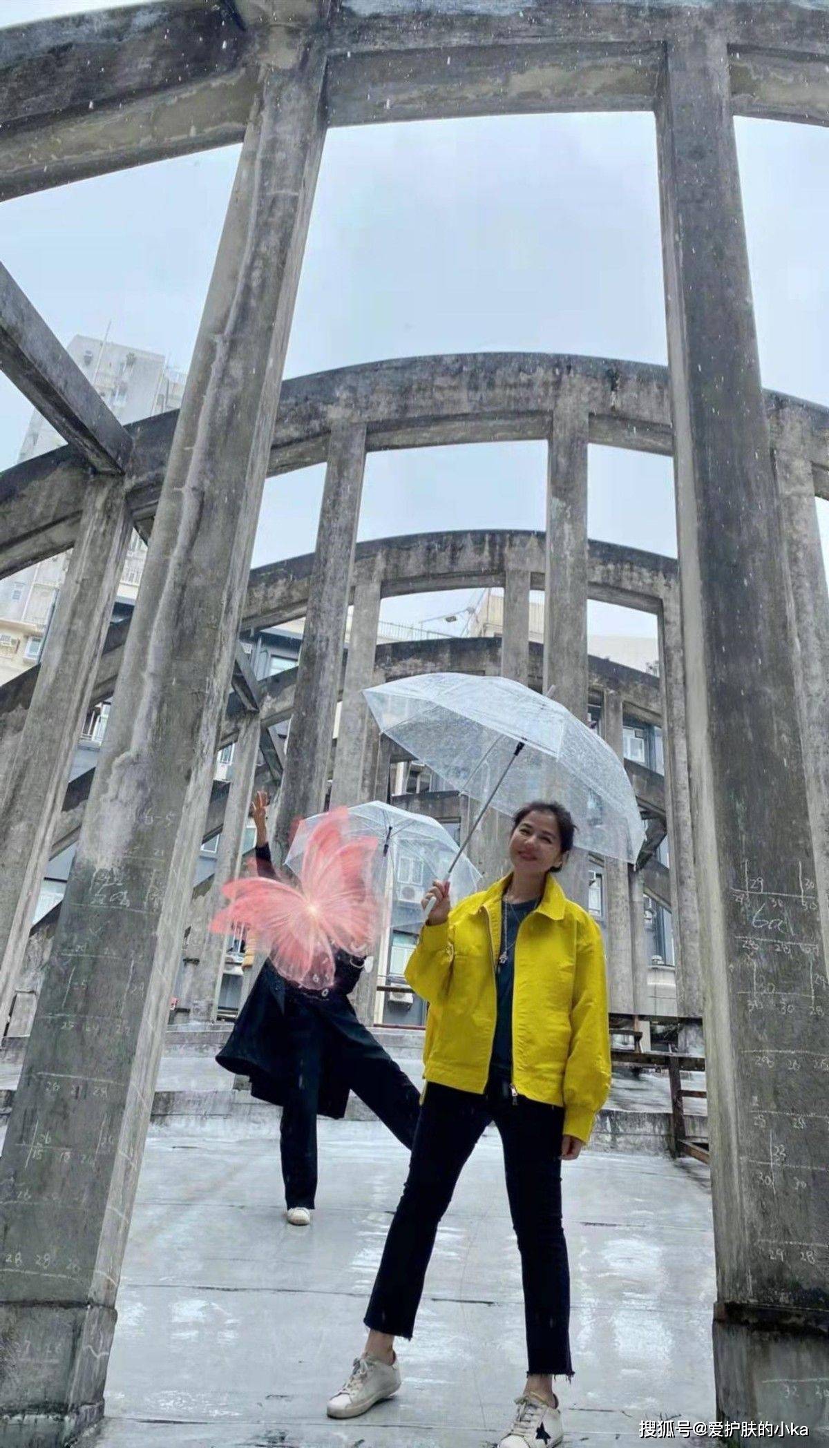 色彩 天然脸到了老年也优雅，钟楚红简单衬衫就很美，风采不减当年