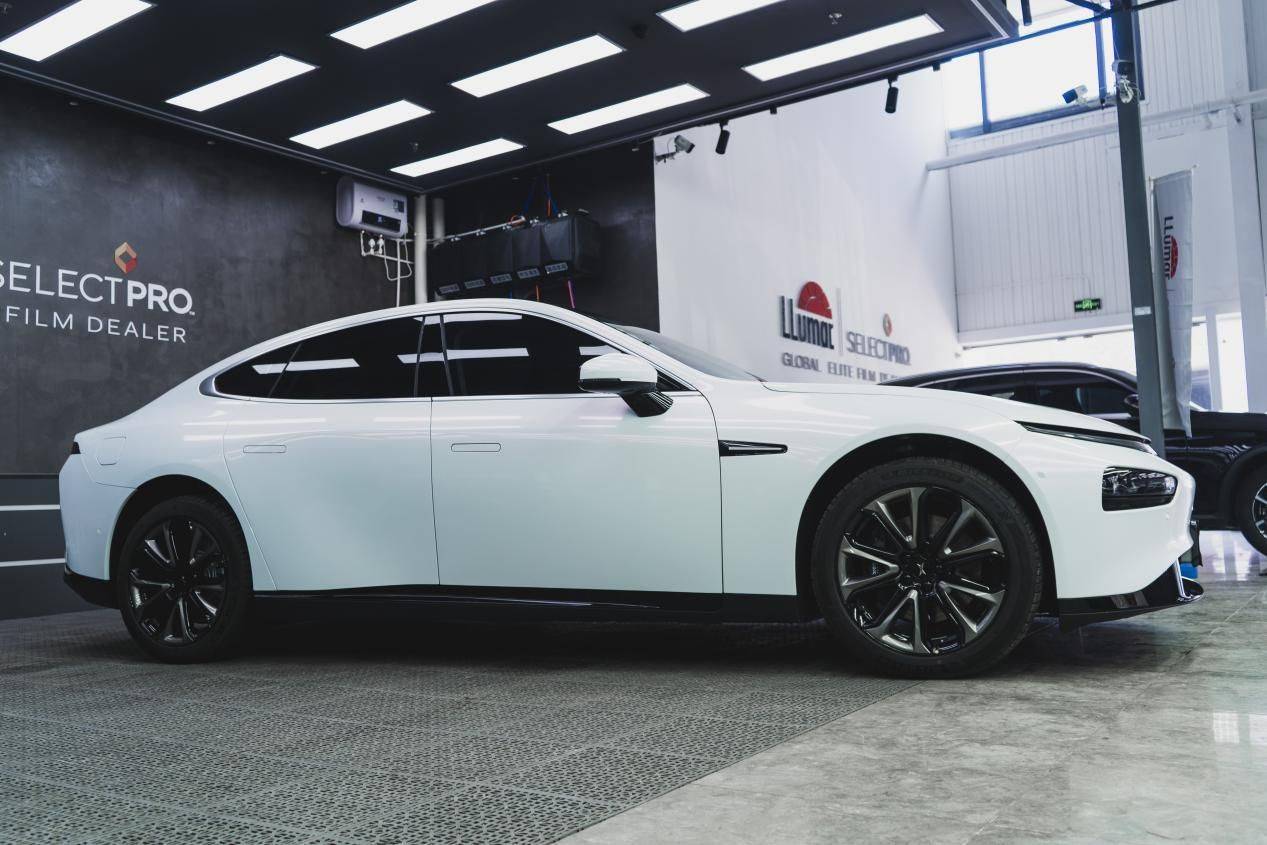 天津汽车贴膜小鹏p7星空白魅粉改色案例分享_颜色_施工_质感