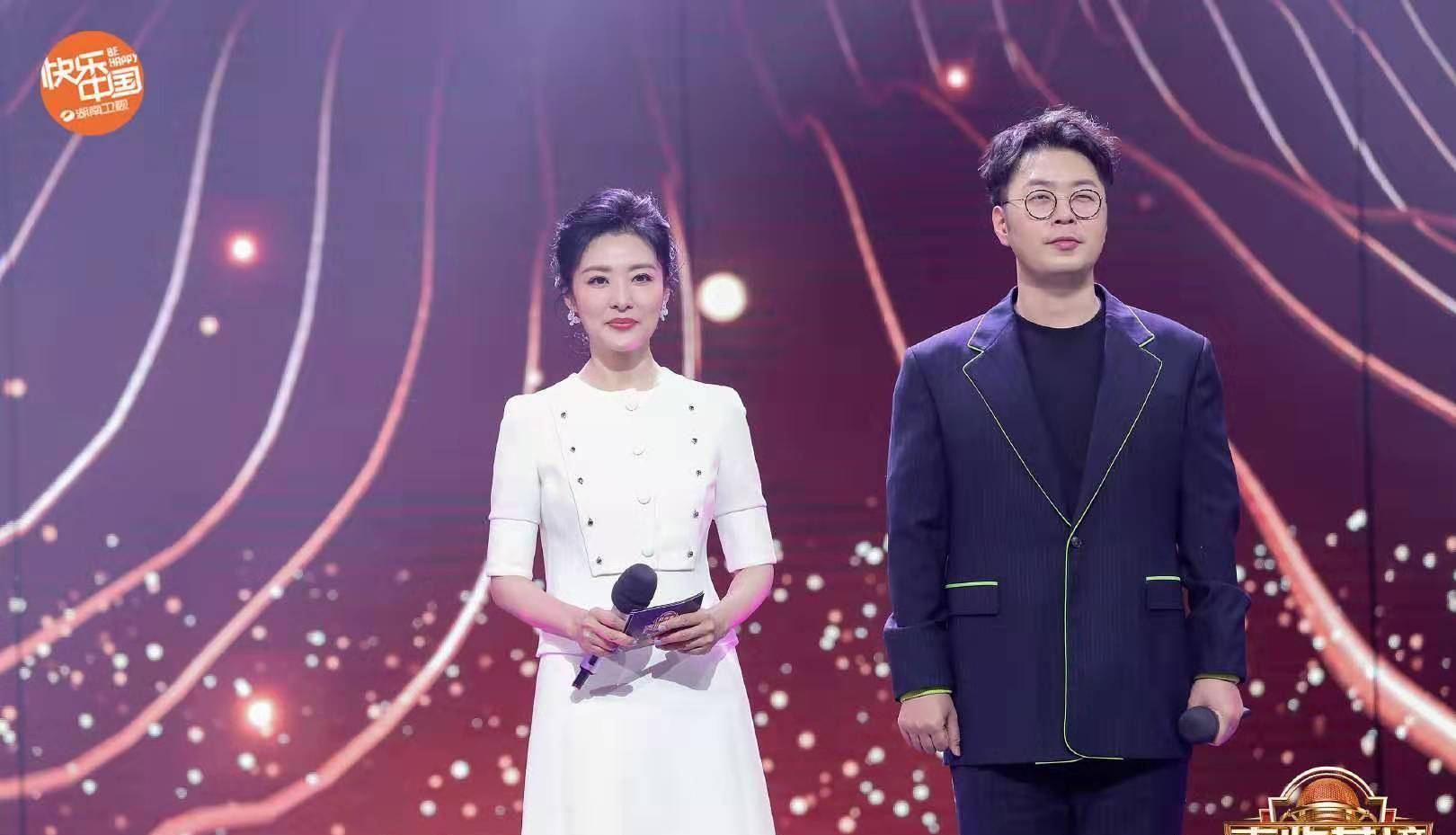 骨子里周涛气质太好了，穿小白裙主持《声临其境》，51岁美得端庄优雅