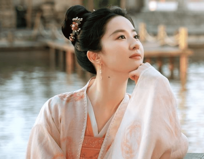 灵气 刘亦菲十五岁的时候太嫩了吧，穿着时尚，像极了时下前卫的穿法