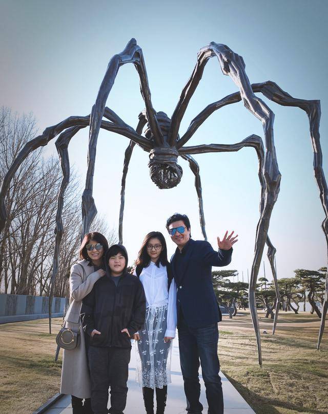 成长 孙莉晒与女儿同框似姐妹，多多染黄色头发显成熟，身高直逼一米七