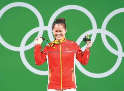 曾一年破12次世界纪录,19年职业生涯令人敬佩_邓薇_举重_奥运会