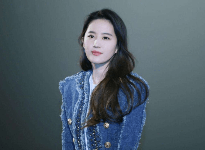 灵气 刘亦菲十五岁的时候太嫩了吧，穿着时尚，像极了时下前卫的穿法